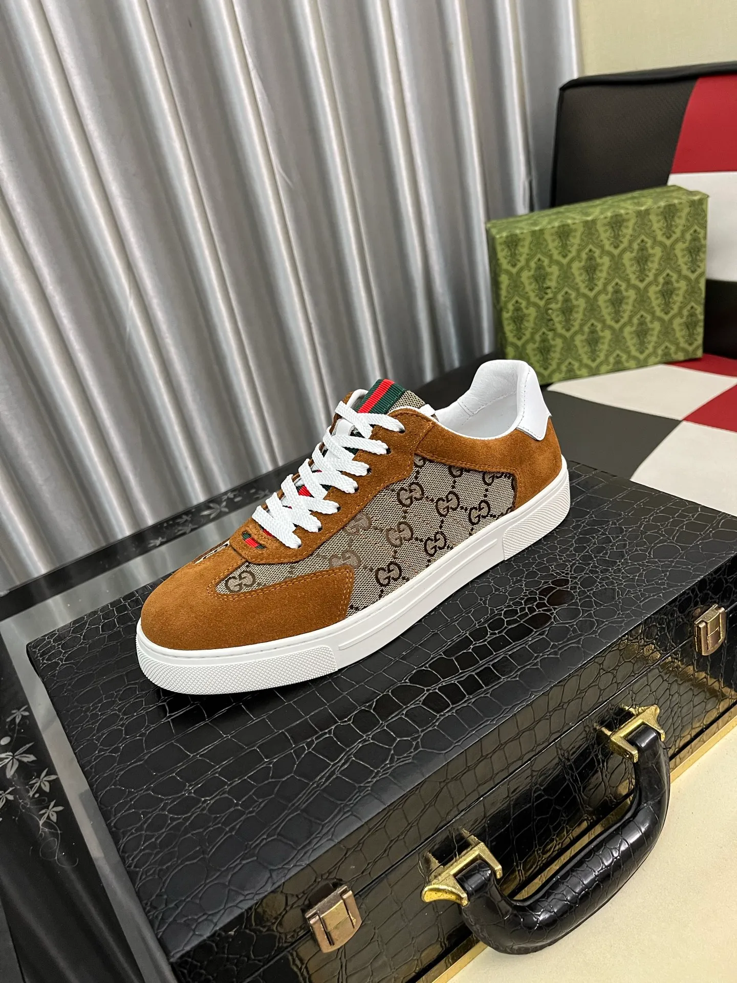 Men's shoes 💰380⌚️⌚️Gucci •Gucci original quality.~ Unique modern style sneakers. 🏃A must-have casual shoe for trendy men😍😍 Original brand imported from Italy, imported original leather, sheep lining (refuses to discolor and grind feet) Sole: Original sole provided by the original factory, French lazy style design ⚠️Fit to the feet, original quality, super comfortable original sole. Just like shooting the real thing🎬The real thing is better, code number: 38-442️⃣colors available